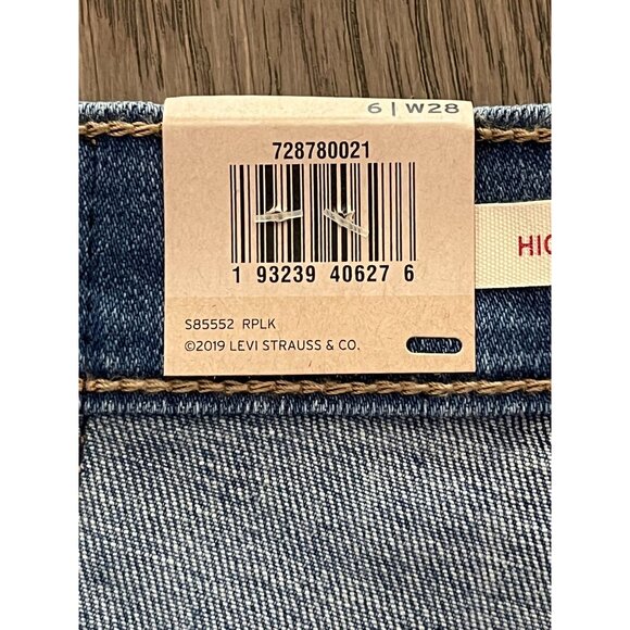 NWT Levi's Women's High-Rise Denim Shorts  Distressed Raw Hem - Picture 4 of 4